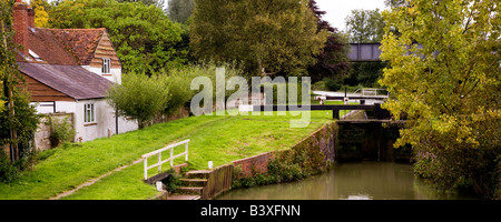 Das Schloss an der Kennet und Avon Kanal bei wenig Bedwyn, Wiltshire, England, UK Stockfoto