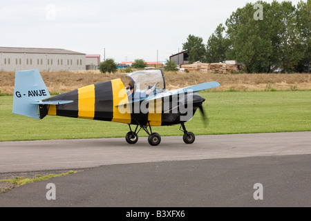 Beschwipst T66 R45 Serie 3 Nipper G-AWJE Rollen mit Kabinenhaube öffnen am Breighton Flugplatz Stockfoto