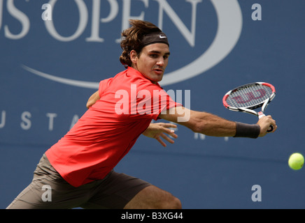 Roger Federer (SUI) in Aktion bei den US Open. Stockfoto