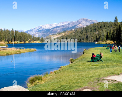 Menschen entspannen Sie sich auf Liegestühlen auf dem Hume Lake Christian Camp Campus im Giant Sequoia National Monument in Kalifornien. Stockfoto