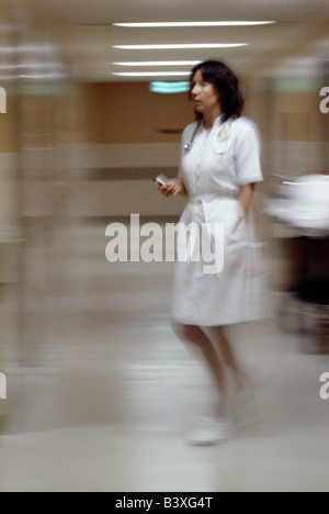 Blur der Aktion als Krankenschwester Binsen Blut ins Labor eines Krankenhauses. Stockfoto