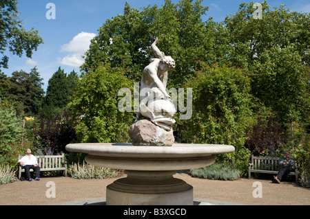 Junge mit Dolphin von Alexander Munro, Hyde Park, London, England, UK Stockfoto