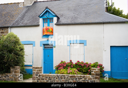 Haus mit blauen Fenstern und Türen zum Verkauf Brittany France Stockfoto