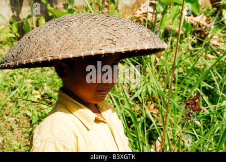 Bali Aga ethnische Minderheit, Bali Aga Dorfleben, Frauen tragen traditionelle Hut, Nordbali, Bali Aga Dorf, julah Stockfoto