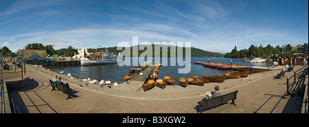 Ruderboote zum Mieten und Vergnügungsboot am See im Sommer Bowness auf Windermere Lake District National Park Cumbria England Großbritannien GB Stockfoto