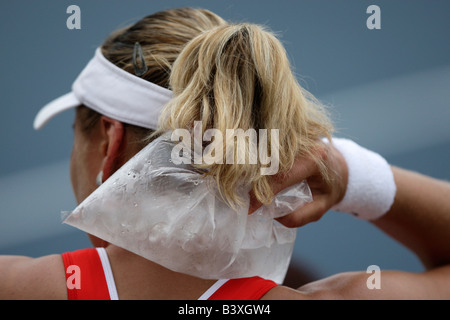 Tennis pro Nadia Petrova (RUS) den Hals mit einem Eisbeutel kühlen. Stockfoto