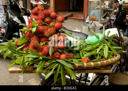 Eine Nahaufnahme eines Korbs von Rambutan Früchte auf der Rückseite eines Fahrrades Hanoi Vietnam Stockfoto