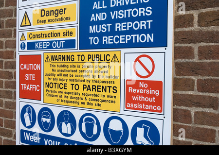 Eingang zum Arbeitsschutz Baustellenordnung Warnzeichen auf Ziegelwand England UK Vereinigtes Königreich Großbritannien Stockfoto