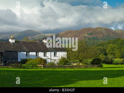 Weiß getünchte Bauernhaus im kleinen Langdale Valley, Lake District National Park, Cumbria, England UK Stockfoto