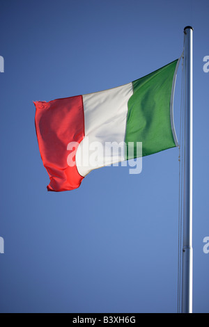 Italienische Flagge auf einem Fahnenmast Stockfoto