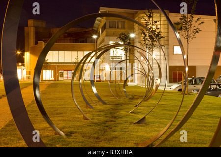 Dumfries Stadtzentrum der Frühling Skulptur von Walter Jack am DG1 Freizeit-Komplex in der Nacht Scotland UK Stockfoto