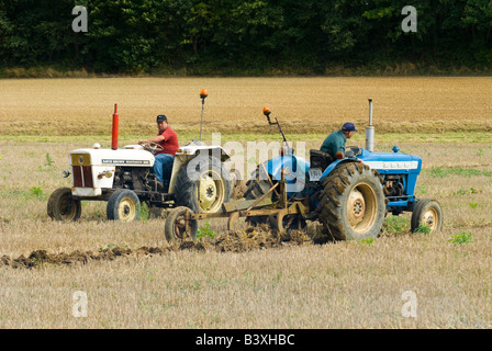 Alte Ford und David Brown Selectamatic 880 Traktoren im Wettbewerb am Pflügen übereinstimmen, Indre-et-Loire, Frankreich. Stockfoto