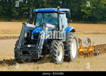 New Holland Traktor mit Huard hydraulische Doppel Pflug Pflügen Spiel, Indre-et-Loire, Frankreich. Stockfoto