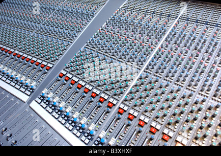 EINE VERMISCHUNG SCHREIBTISCH IN EIN AUFNAHME-STUDIO-UK Stockfoto