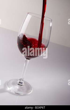 Wein Glas einschenken weißen Hintergrund Reflexion Stockfoto