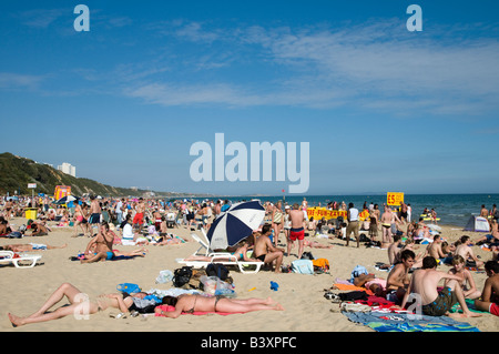 Überfüllten Strand in Bournemouth Dorset England UK Stockfoto