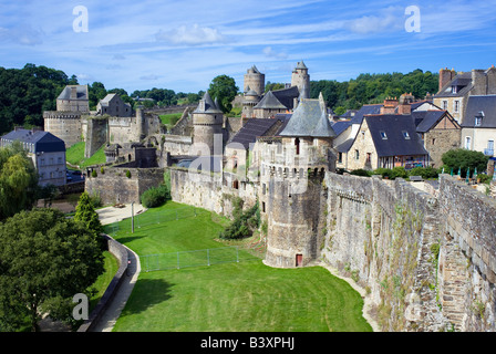 Mauern der mittelalterlichen Burg 13. Jh. Fougères Brittany France Stockfoto