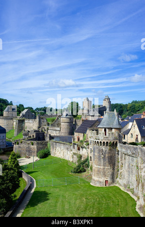 Mauern der mittelalterlichen Burg 13. Jh. Fougères Brittany France Stockfoto