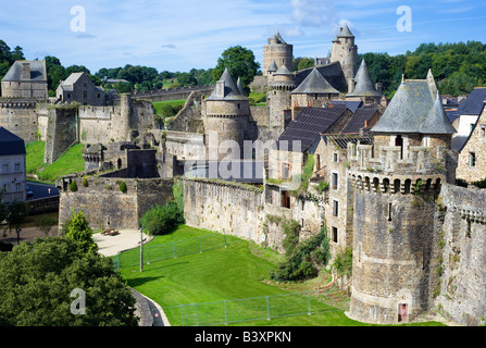 Mauern der mittelalterlichen Burg 13. Jh. Fougères Brittany France Stockfoto