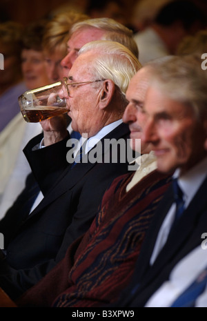 MITGLIEDER DER FRONCYSYLLTE MÄNNLICHEN STIMME CHOR HÖRT IHRE ZWEITE ALBUM STIMMEN DER ZUGABE TAL IN DER NÄHE VON WREXHAM NO ANHÖREN Stockfoto