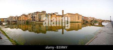 Panorama von Gebäuden Flussufer Fluss Arno Wasseroberfläche reflektiert Stockfoto