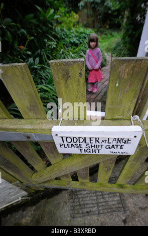 Kleinkinder bei großen - hängt ein hausgemachten Zeichen vom Gartentor eines Einfamilienhauses beschäftigt. Bild von Jim Holden. Stockfoto