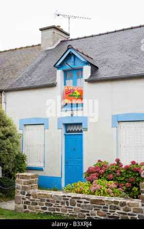 Haus mit blauen Fenstern und Türen zum Verkauf Brittany France Stockfoto