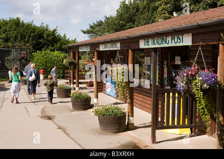 UK Wales Clwyd Colwyn Bay Welsh Mountain Zoo Touristenläden Stockfoto