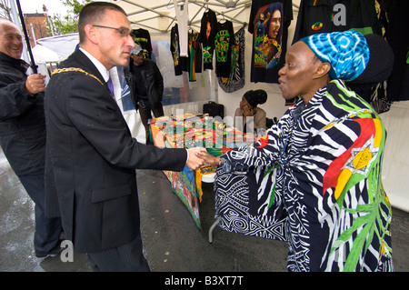 Bürgermeister von Ealing Stadtrat Ian Green im Gespräch mit Verkäufern nach Eröffnung Acton Food Festival Acton London W3 Vereinigtes Königreich Stockfoto