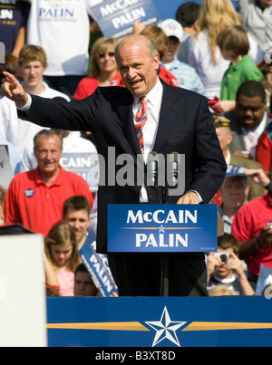Ehemaliger Senator Fred Thompson (R -TN) erwärmt sich das Publikum auf eine McCain-Palin Rallye in Virginia. Stockfoto