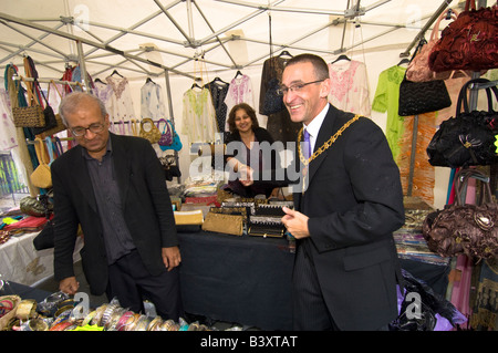 Bürgermeister von Ealing Stadtrat Ian Green im Gespräch mit Verkäufern nach Eröffnung Acton Food Festival Acton London W3 Vereinigtes Königreich Stockfoto