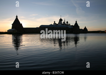 Solovetsky Kloster auf den Solovetsky Inseln im Weißen Meer, Russland. Blick vom Heiligen See bei Sonnenuntergang Stockfoto