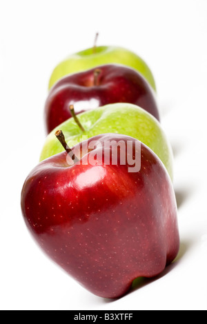 Vier Äpfel auf einem hellen Hintergrund Stockfoto
