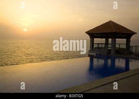 Ein Infinity-Pool mit Blick auf das Arabische Meer am Strand von Kovalam in Kerala, Indien. Stockfoto