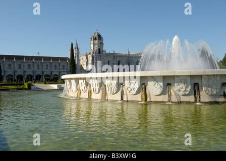 Brunnen vor dem Mosteiro Dos Jeronimos, das Kloster in Belem, Lissabon, Portugal Stockfoto