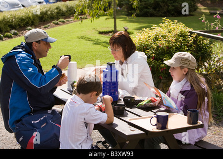 UK Wales Clwyd Colwyn Bay Welsh Mountain Zoo Familie Picknick in der Sonne Stockfoto