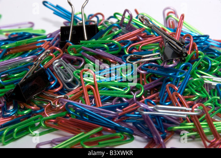 Haufen von farbigen Büroklammern mit ein paar Binder clips Stockfoto