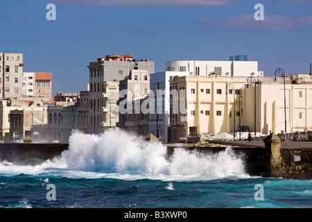 Wellen brechen auf Melacon. Havanna. Kuba. Stockfoto