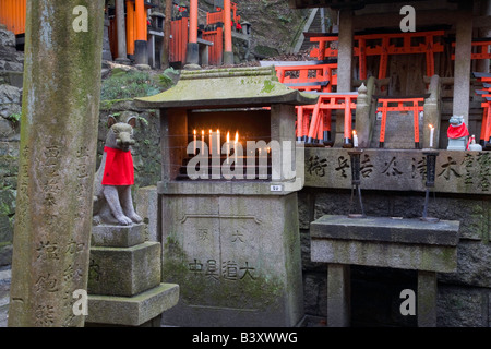 Kyoto-Stadt Japan kleines Torii-Tore und Offertorium Kerzen auf einem Altar des Fushimi Inari Schrein Shinto Stockfoto