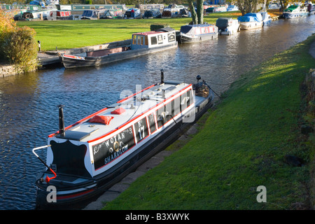 Eine Ansicht der Freizeitsektor vertäut am Peak Forest Kanal bei Miss Marple in der Nähe von Stockport in Cheshire Stockfoto