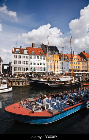 Touristenboot in Nyhavn, Kopenhagen, Dänemark Stockfoto