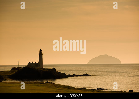 Leuchtturm bei Turnberry, Ayrshire, Schottland mit Blick auf den Firth of Clyde auf Ailsa Craig Island, Ayrshire, Großbritannien Stockfoto