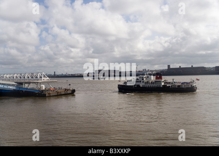 Die Mersey Ferry Royal Iris Annäherung an Seacombe Fähre Fuß aus Liverpool mit dem Segelschiff Kapitän Miranda hinter Stockfoto