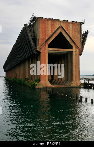 Das Lower Harbor Ore Dock am Lake Superior Great Lakes in Marquette Michigan MI USA, niedriger Winkel, niemand vertikal hochauflösend Stockfoto