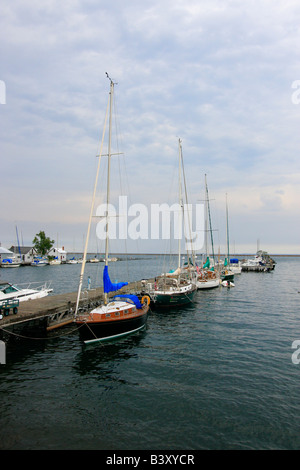 Segelboote in der Lower Harbor Marquette am Lake Superior Michigan MI über dem Kopf von oben Nahaufnahme Niemand vertikal USA USA Hi-res Stockfoto