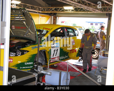 BTCC 08, Jason Plato Seat Car in der Grube-Garage auf Croft Circuit. Stockfoto