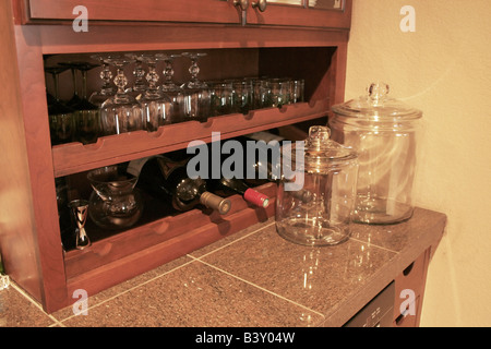Alkohol bar Schrank Gläser und Getränke Flaschen Stockfoto, Bild