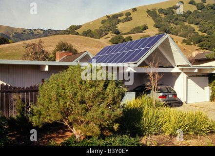Solarzellen am Dach. Stockfoto