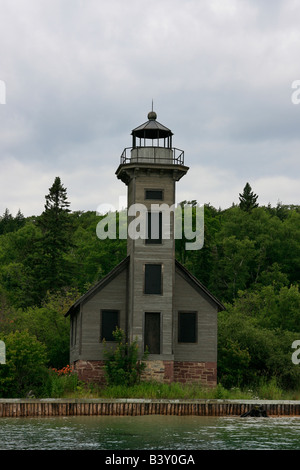 Der Grand Island East Channel Light Lighthouse am Lake Superior Munising Harbor Great Lakes in Michigan MI USA USA-Landschaft niemand vertikal hochauflösende Bilder Stockfoto