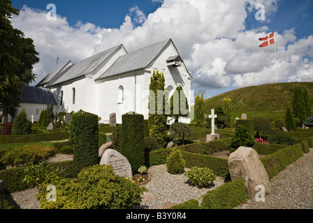 Ansicht von Jelling Kirche mit einem der Hügel hinter, Jütland, Dänemark Stockfoto